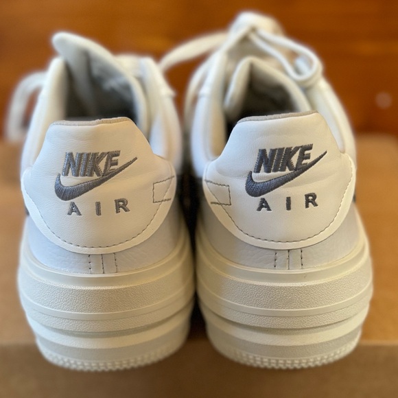 Nike Women's Platform Shoes in White and Silver - Picture 3 of 10